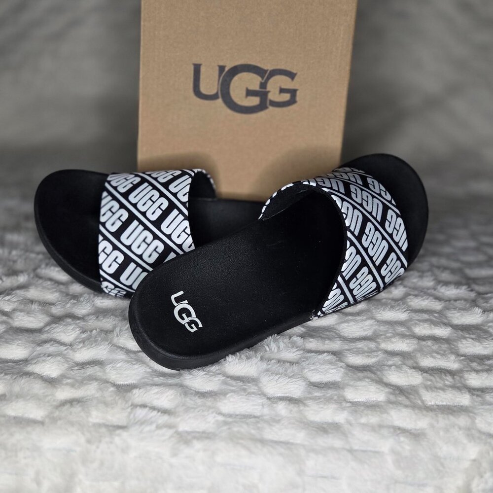 UGG SLIDES - WOMENS/KIDS SIZE 5 - BLACK/WHITE BEACH SUMMER SLIP ON (IN BOX)